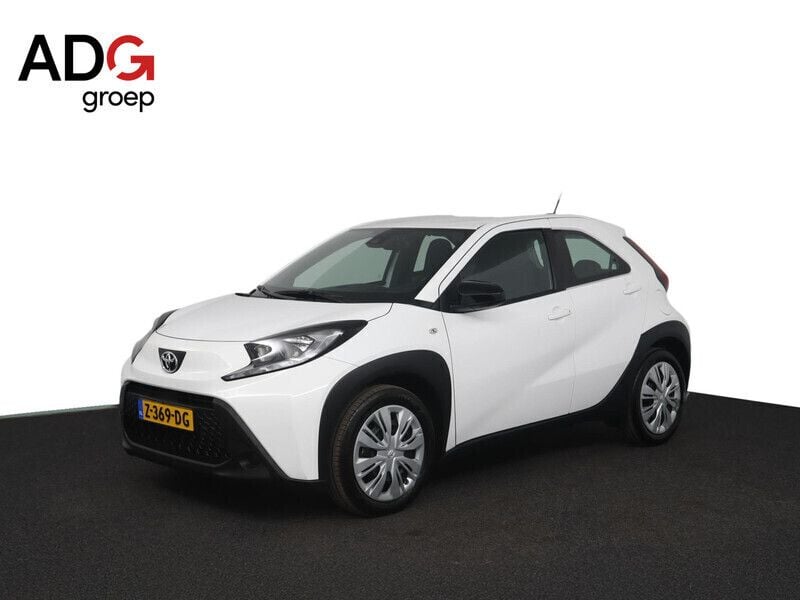 Wit Gebruikt 2024 Toyota Aygo Play Hatchback | € 18.400 (Eerlijke prijs) - Afbeelding 1/4