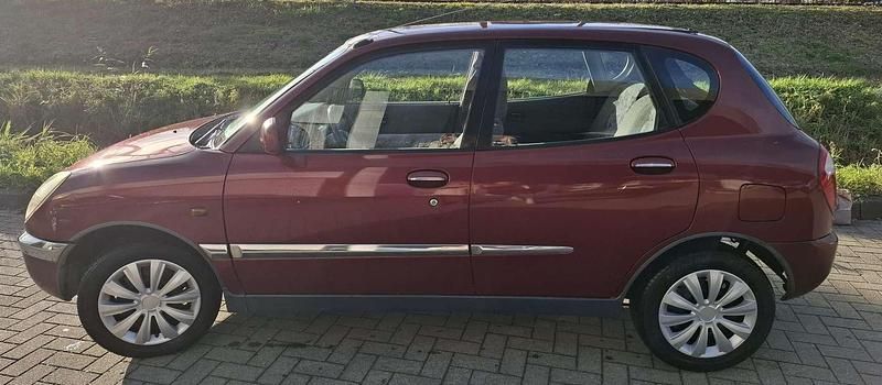 Rood Gebruikt 1999 Daihatsu Sirion Hatchback | € 2.200 (Eerlijke prijs) - Afbeelding 1/4