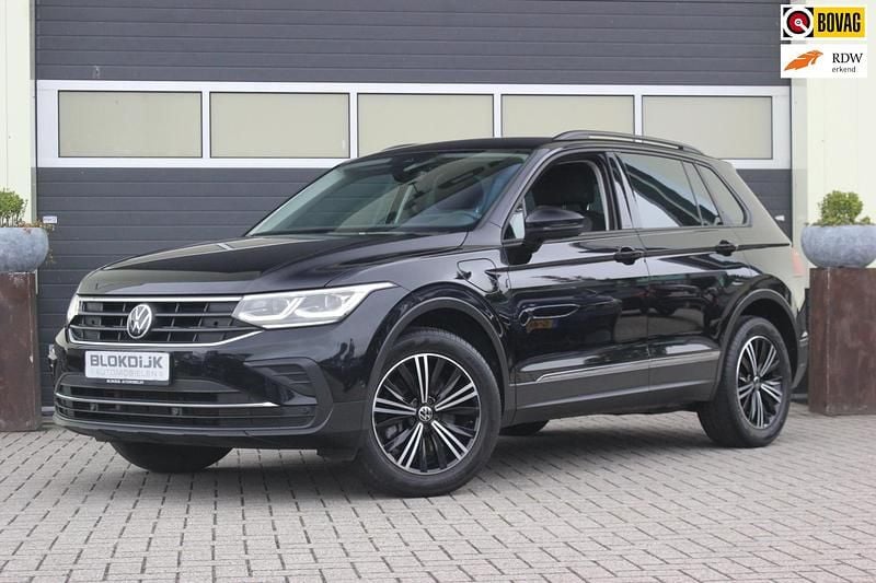 Zwart Gebruikt 2021 VW Tiguan Life SUV | € 27.400 (Super prijs) - Afbeelding 1/4