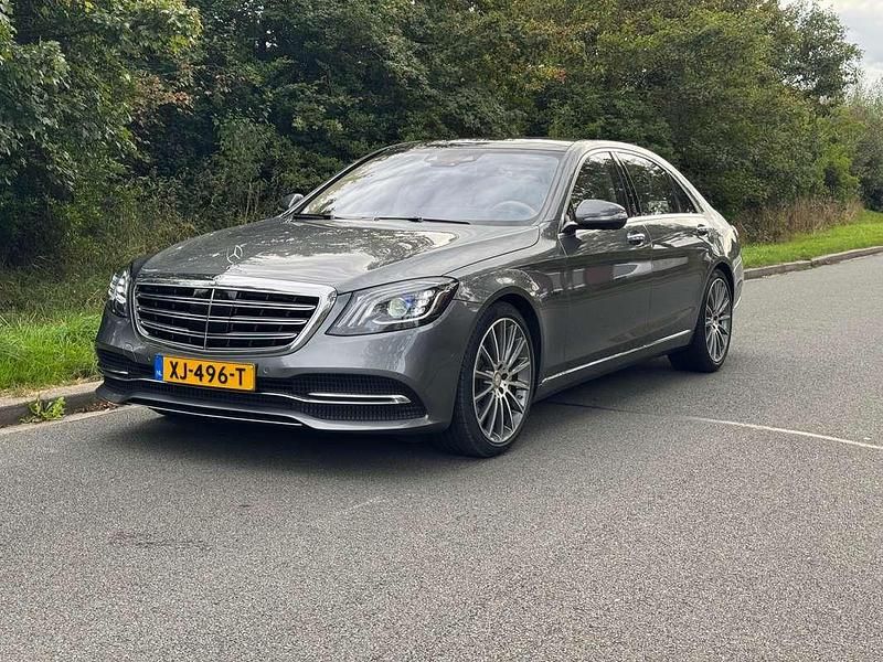 Grijs Gebruikt 2019 Mercedes S560 Premium Sedan | € 59.750 (Eerlijke prijs) - Afbeelding 1/4