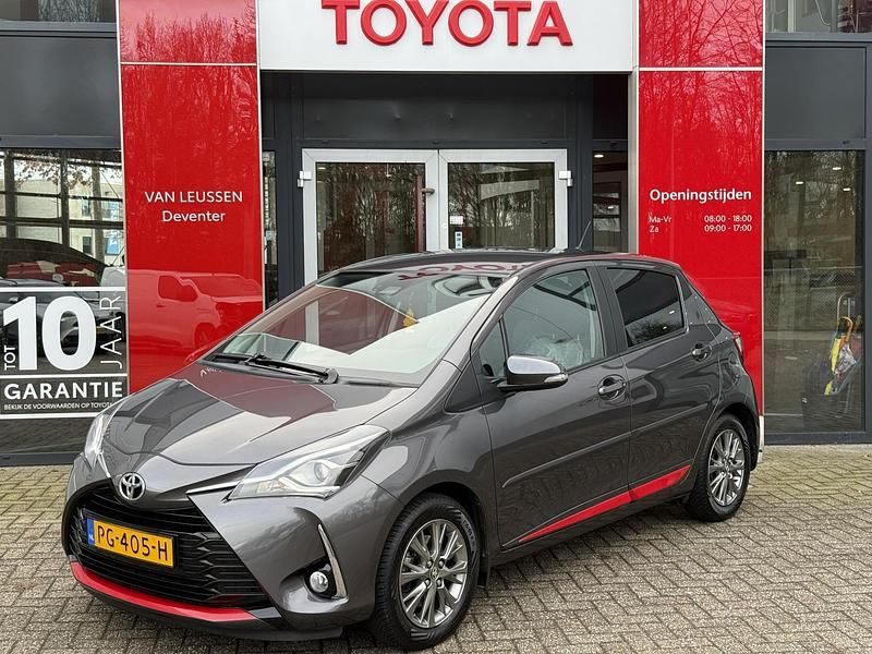 Grijs Occasion 2017 Toyota Yaris Design Hatchback | € 10.900 (Goede deal) - Afbeelding 1/4