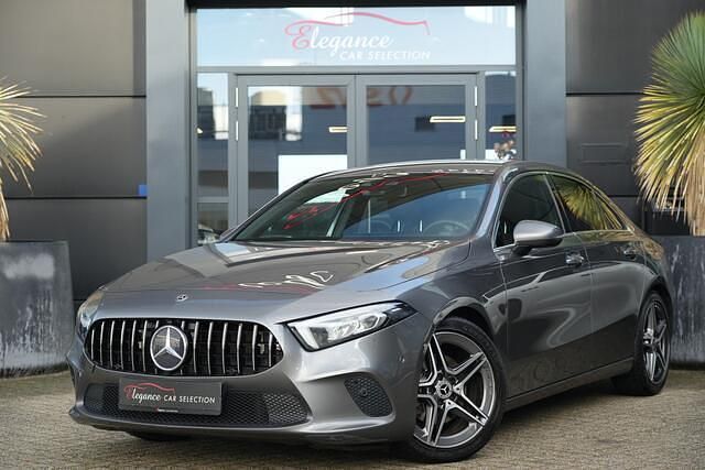 Grijs Gebruikt 2019 Mercedes A200 Business Sedan | € 22.950 (Goede deal) - Afbeelding 1/4