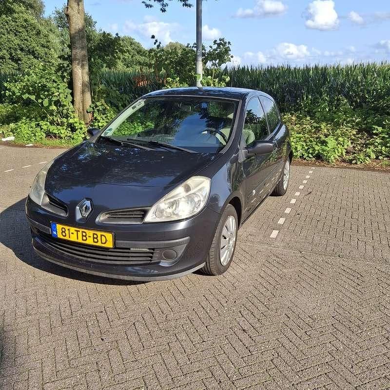 Blauw Gebruikt 2006 Renault Clio II Hatchback | € 1.369 (Eerlijke prijs) - Afbeelding 1/4