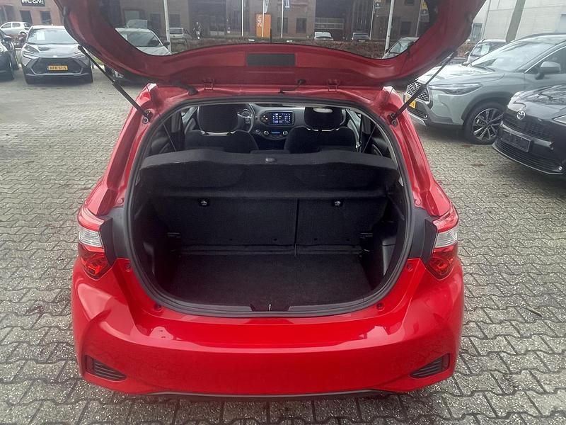 Occasion Toyota Yaris Hybrid 101 PK (74 kW) 2020 Rood Hatchback