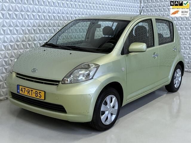 Groen Gebruikt 2005 Daihatsu Sirion Hatchback | € 2.499 (Eerlijke prijs) - Afbeelding 1/4