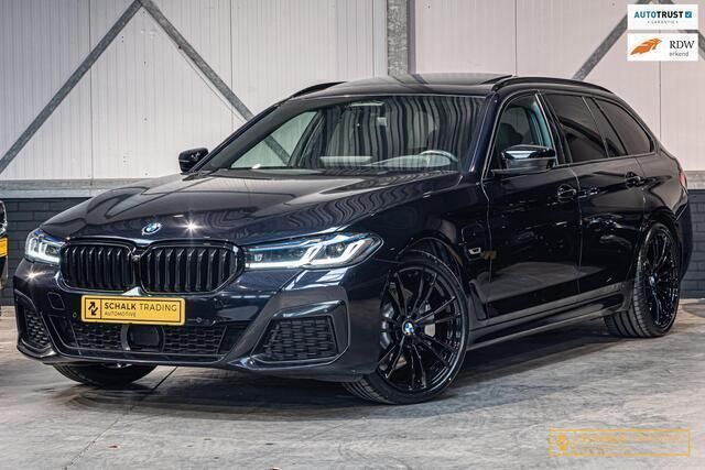 Zwart, metallic lak Gebruikt 2022 BMW 530e M Sport Sedan | € 45.900 (Iets duurder) - Afbeelding 1/4