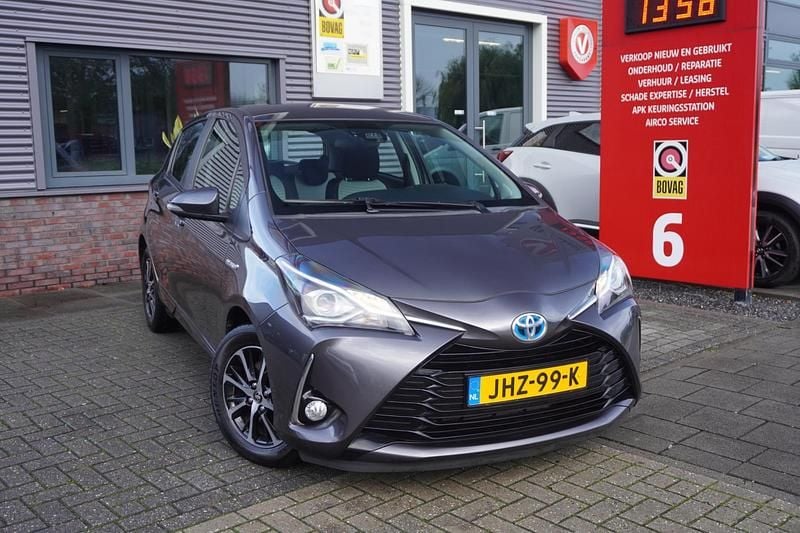 Grijs Gebruikt 2018 Toyota Yaris Hybrid Hatchback | € 14.745 (Goede deal) - Afbeelding 1/4