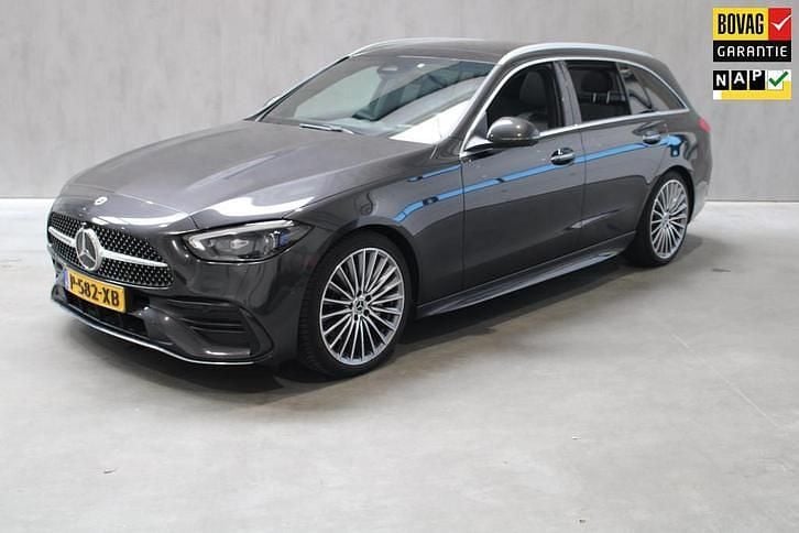 Grijs Occasion 2022 Mercedes C200 AMG line Stationwagen | € 41.695 (Duur) - Afbeelding 1/4