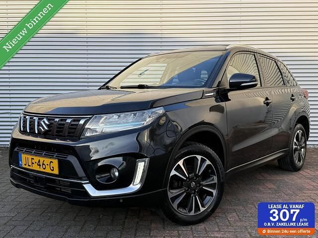 Zwart (metallic) Gebruikt 2020 Suzuki Vitara SUV | € 18.950 (Eerlijke prijs) - Afbeelding 1/4