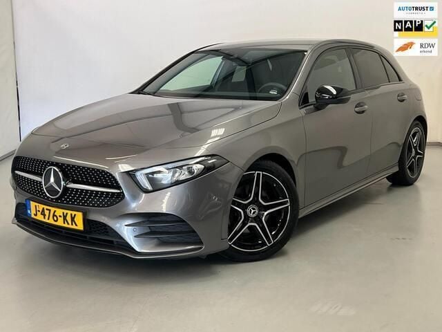 Grijs Gebruikt 2020 Mercedes A180 AMG Hatchback | € 24.750 (Eerlijke prijs) - Afbeelding 1/4