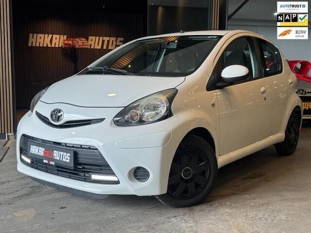 Wit Gebruikt 2013 Toyota Aygo Hatchback | € 4.549 (Eerlijke prijs) - Afbeelding 1/4