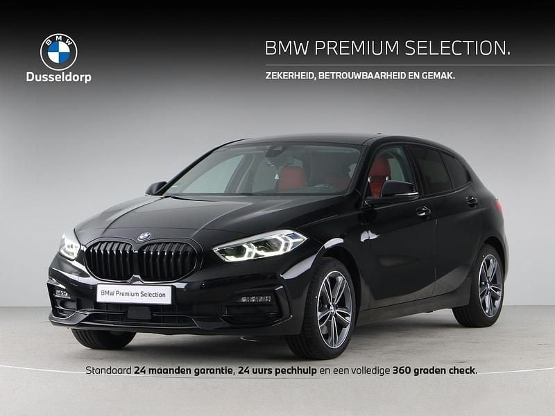 Zwart Occasion 2022 BMW 118 Sport Line Hatchback | € 24.950 (Eerlijke prijs) - Afbeelding 1/4