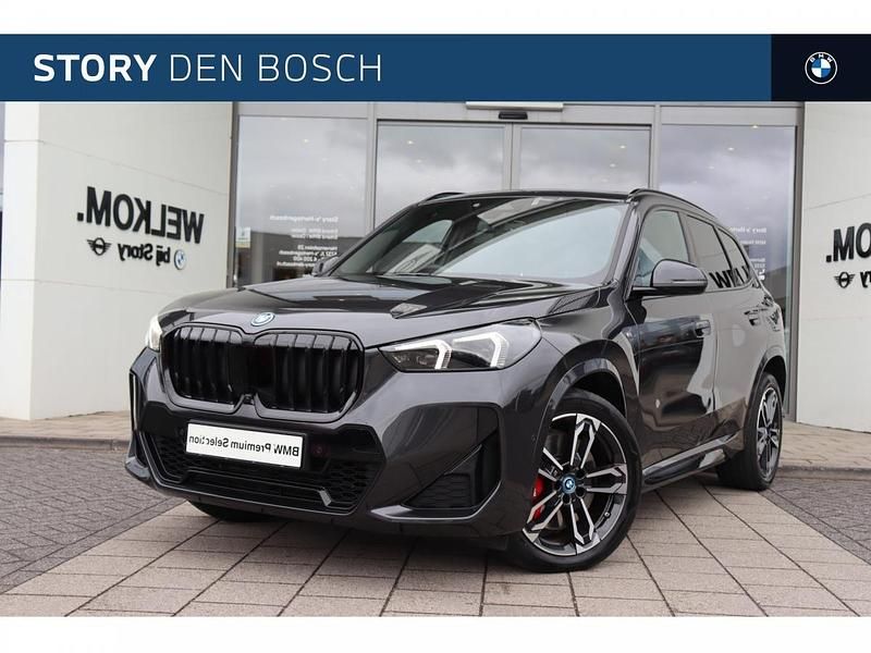 Sophistograu (grijs metallic) Gebruikt 2024 BMW X1 Comfort Edition SUV | € 57.750 - Afbeelding 1/4