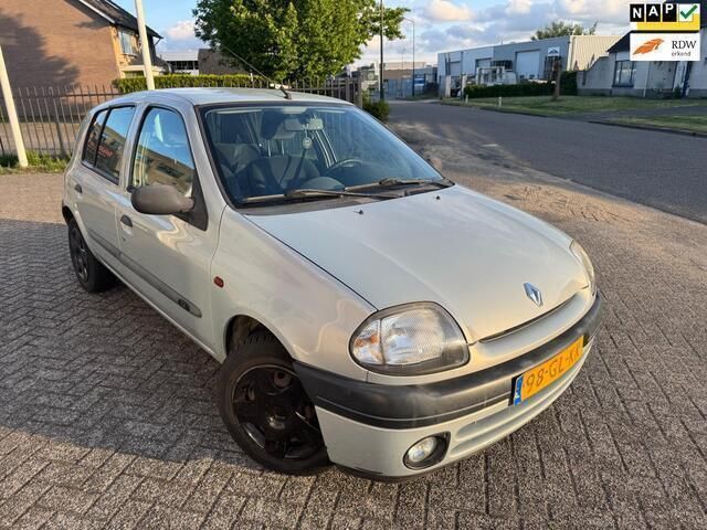Grijs Gebruikt 2001 Renault Clio II Hatchback | € 1.095 (Goede deal) - Afbeelding 1/4
