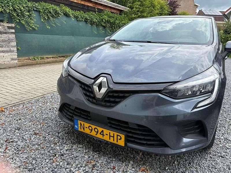 Grijs Gebruikt 2021 Renault Clio V Zen Hatchback | € 12.000 (Super prijs) - Afbeelding 1/4