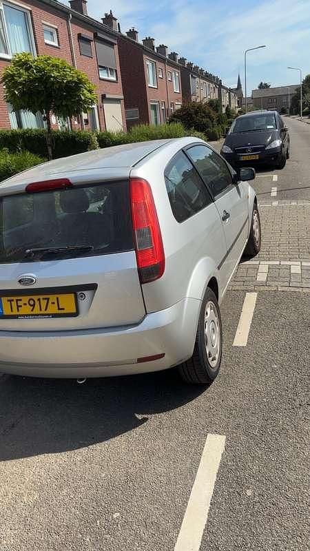 Grijs Gebruikt 2003 Ford Fiesta Futura Hatchback | € 750 (Goede deal) - Afbeelding 1/3