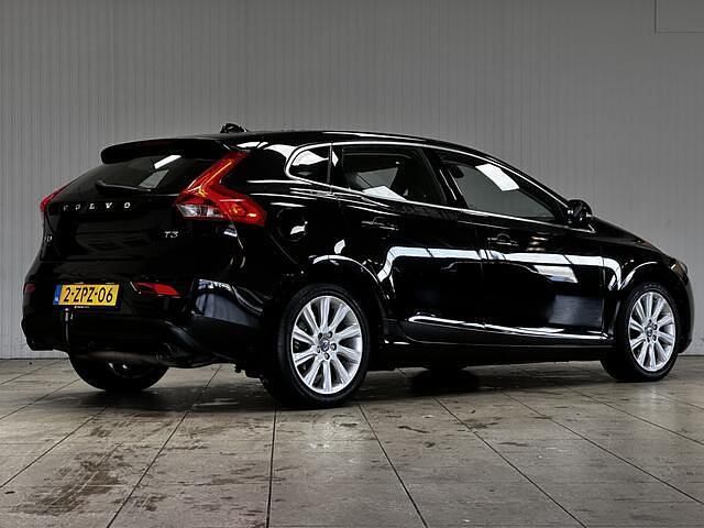 Occasion Volvo V40 Momentum 150 PK (110 kW) 2015 Zwart (metallic) Hatchback
