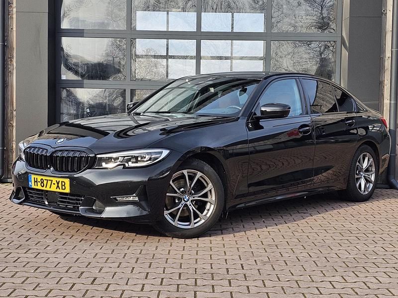 Zwart (metallic) Occasion 2020 BMW 320 Executive Sedan | € 21.950 (Super prijs) - Afbeelding 1/3