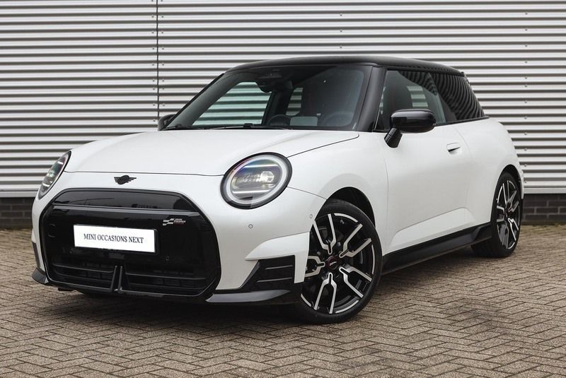 Wit Gebruikt 2025 Mini Cooper Hatchback | € 44.307 - Afbeelding 1/4