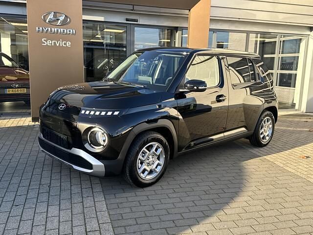 Zwart Nieuw 2025 Hyundai Inster Hatchback | € 26.314 (Iets duurder) - Afbeelding 1/4