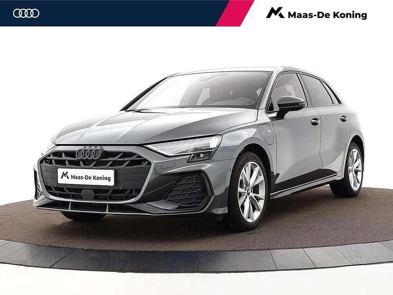 Grijs Occasion 2025 Audi A3 Sportback e-tron S-Line Hatchback | € 39.880 (Eerlijke prijs) - Afbeelding 1/3