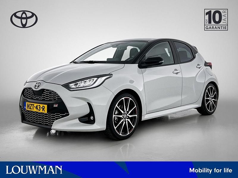 Grijs Gebruikt 2023 Toyota Yaris Hybrid Sport Hatchback | € 27.945 (Eerlijke prijs) - Afbeelding 1/3