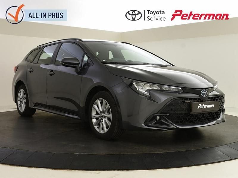 Grijs Gebruikt 2023 Toyota Corolla Active Stationwagen | € 26.899 (Eerlijke prijs) - Afbeelding 1/4