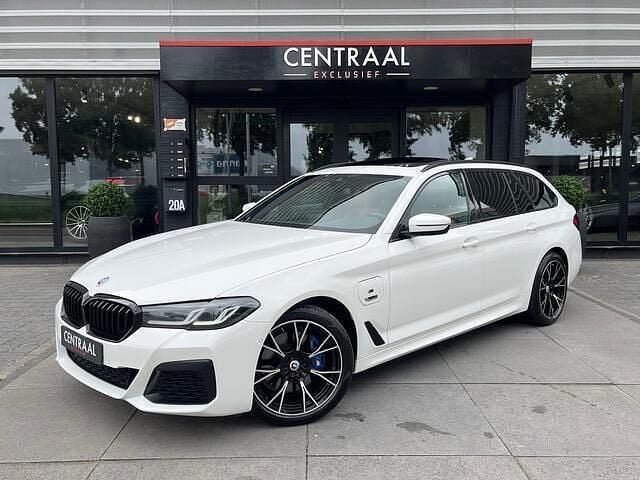 Wit Gebruikt 2023 BMW 530e M Sport Stationwagen | € 40.950 (Eerlijke prijs) - Afbeelding 1/4