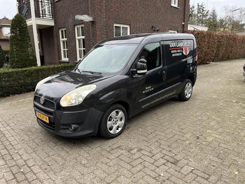 Zwart (metallic) Gebruikt 2011 Fiat Doblò MPV | € 1.950 (Eerlijke prijs) - Afbeelding 1/4