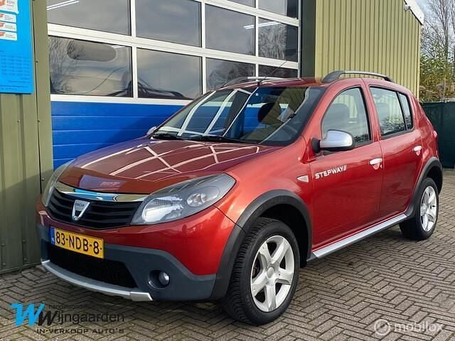 Rood (metallic) Gebruikt 2010 Dacia Sandero Stepway Hatchback | € 4.499 (Eerlijke prijs) - Afbeelding 1/4