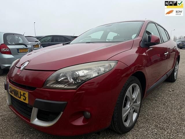 Rood Gebruikt 2008 Renault Mégane III Dynamique Hatchback | € 4.750 (Eerlijke prijs) - Afbeelding 1/4