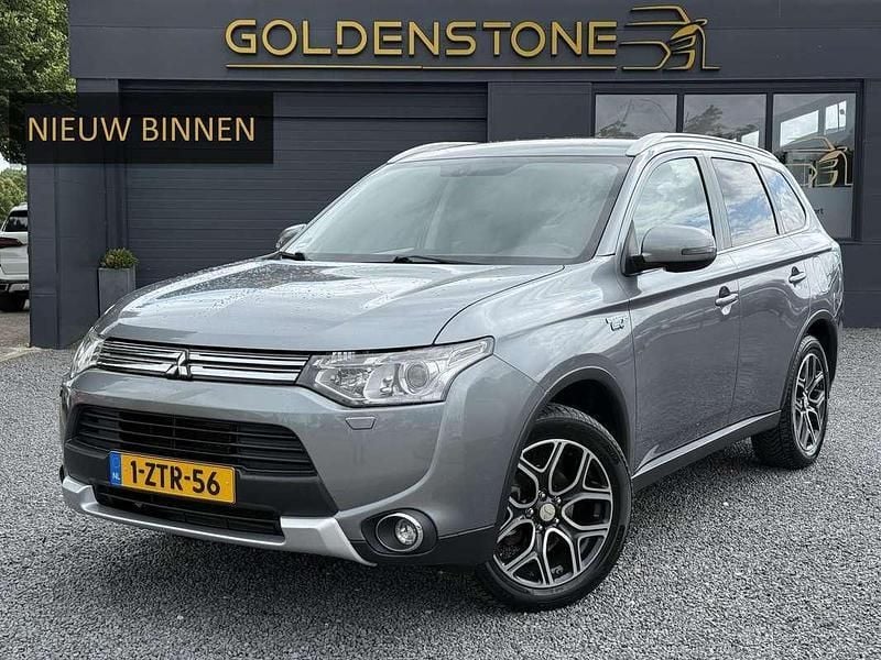 Grijs Gebruikt 2015 Mitsubishi Outlander P-HEV Edition SUV | € 11.743 (Goede deal) - Afbeelding 1/4