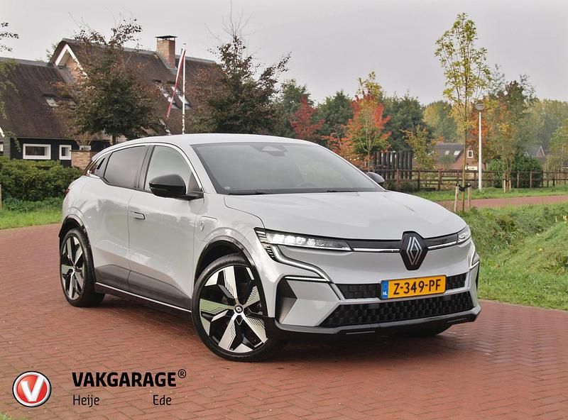 Grijs Occasion 2024 Renault Megane E-Tech Techno Hatchback | € 30.490 (Iets duurder) - Afbeelding 1/4
