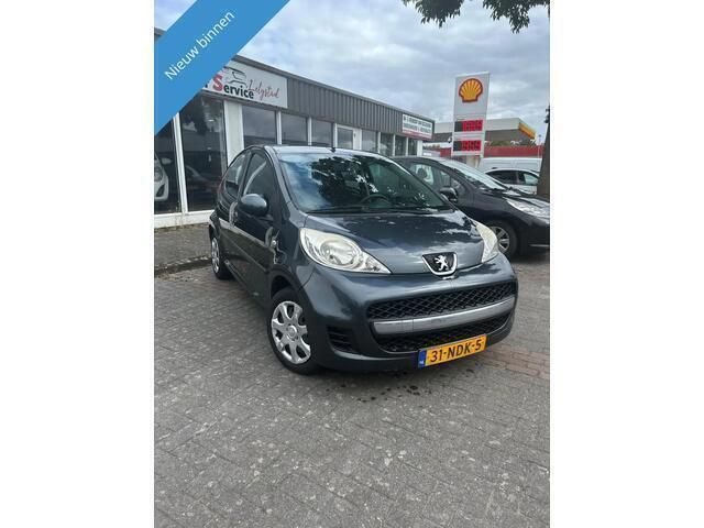 Grijs Gebruikt 2010 Peugeot 107 Urban Move Hatchback | € 1.900 (Iets duurder) - Afbeelding 1/4