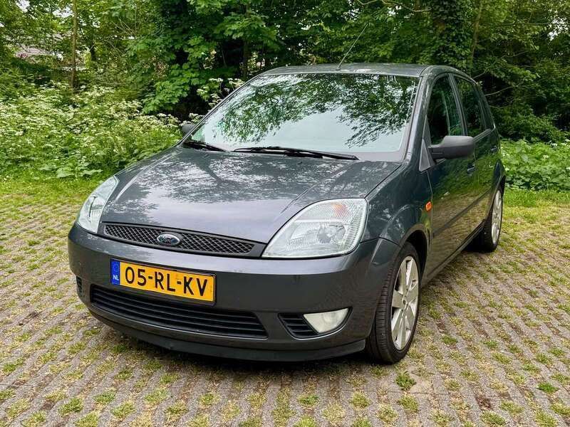 Grijs Gebruikt 2005 Ford Fiesta Futura Hatchback | € 1.985 (Eerlijke prijs) - Afbeelding 1/4