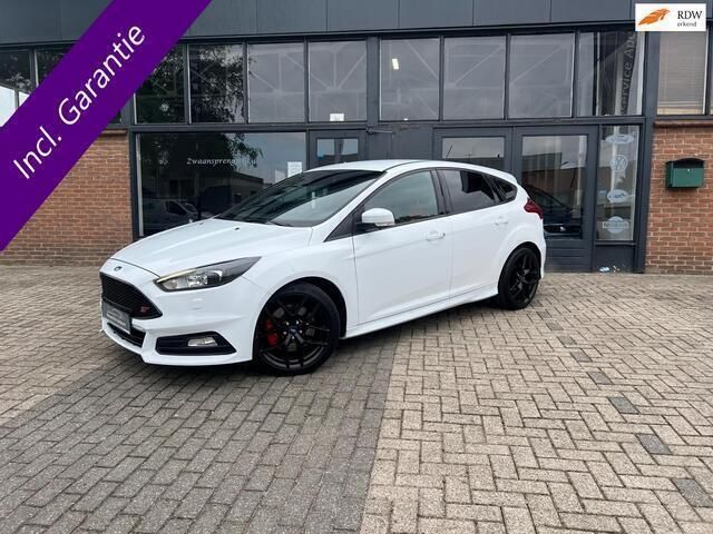 Wit Gebruikt 2017 Ford Focus ST Hatchback | € 19.450 (Eerlijke prijs) - Afbeelding 1/4