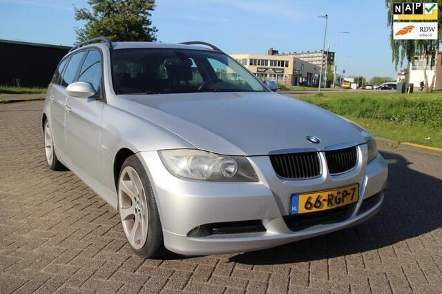 Grijs, metallic lak Gebruikt 2008 BMW 318 Stationwagen | € 3.950 (Goede deal) - Afbeelding 1/4