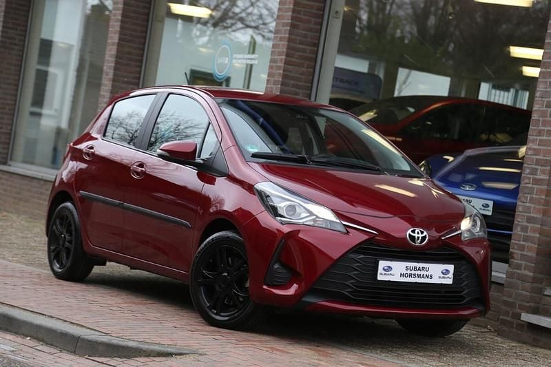 Rood (metallic) Gebruikt 2017 Toyota Yaris Hatchback | € 12.950 (Goede deal) - Afbeelding 1/4