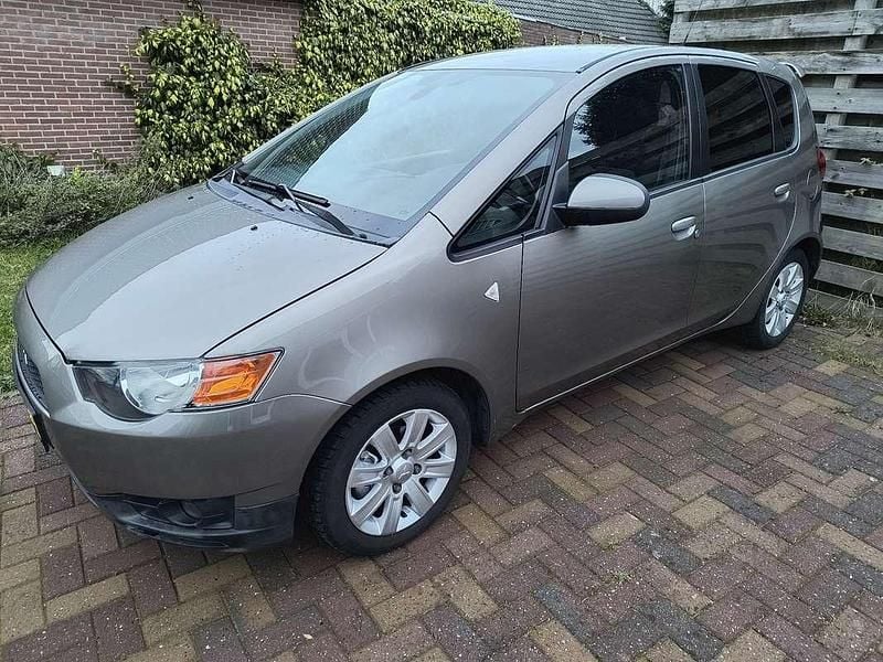 Grijs Gebruikt 2009 Mitsubishi Colt Edition Stationwagen | € 2.750 (Eerlijke prijs) - Afbeelding 1/4