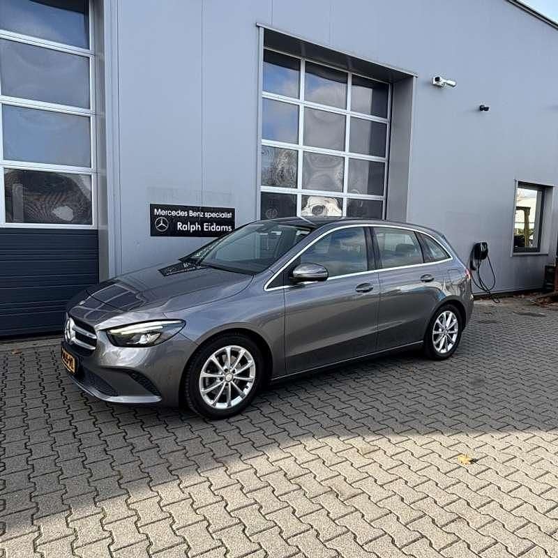 Grijs Gebruikt 2019 Mercedes B200 MPV | € 21.950 (Eerlijke prijs) - Afbeelding 1/4