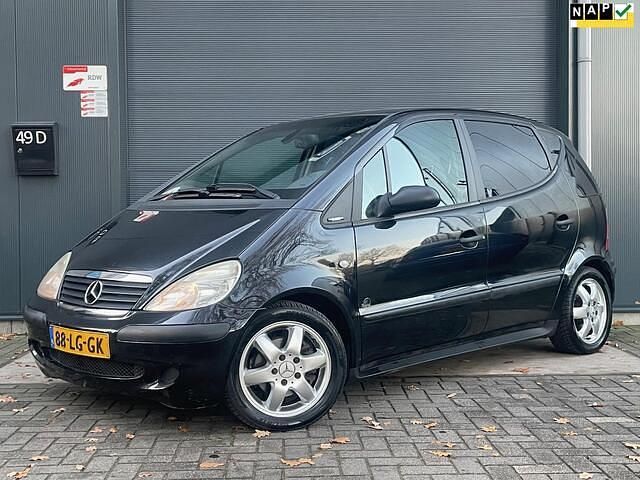 Zwart (metallic) Gebruikt 2003 Mercedes A160 Classic MPV | € 2.444 (Eerlijke prijs) - Afbeelding 1/4