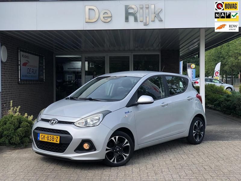 Grijs Gebruikt 2015 Hyundai i10 Comfort Hatchback | € 7.995 (Eerlijke prijs) - Afbeelding 1/4