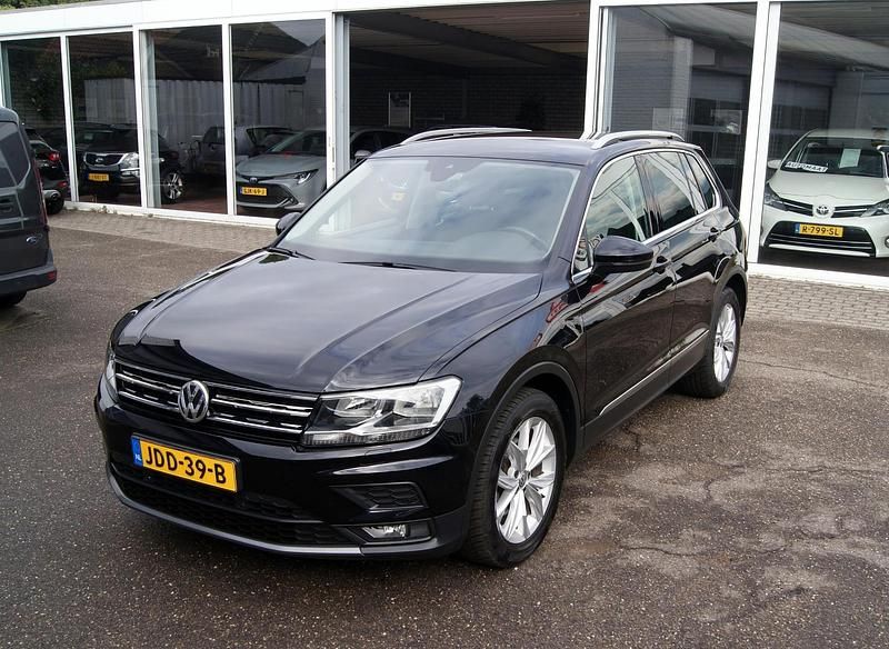 Zwart Gebruikt 2017 VW Tiguan Comfortline SUV | € 19.950 (Goede deal) - Afbeelding 1/4