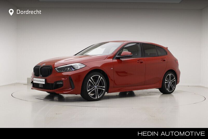 Melbourne rot (rood metallic) Gebruikt 2025 BMW 118 Comfort Edition Hatchback | € 44.895 - Afbeelding 1/4