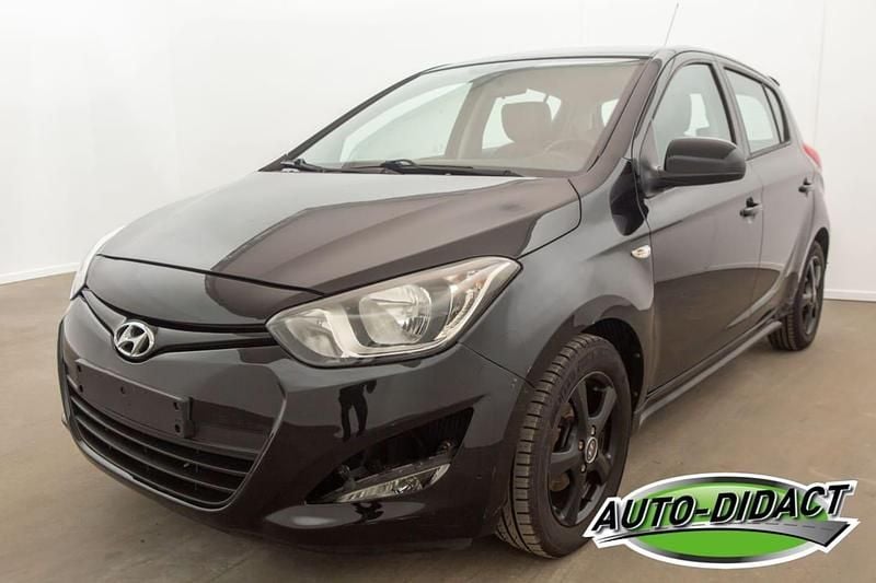 Zwart Occasion 2015 Hyundai i20 Hatchback | € 2.850 (Super prijs) - Afbeelding 1/4