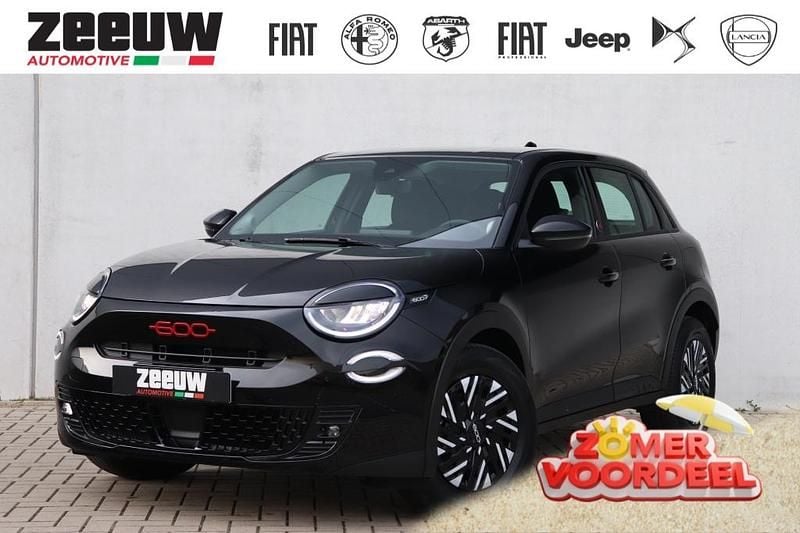 Zwart Nieuw 2025 Fiat 600E Red SUV | € 29.900 (Goede deal) - Afbeelding 1/4