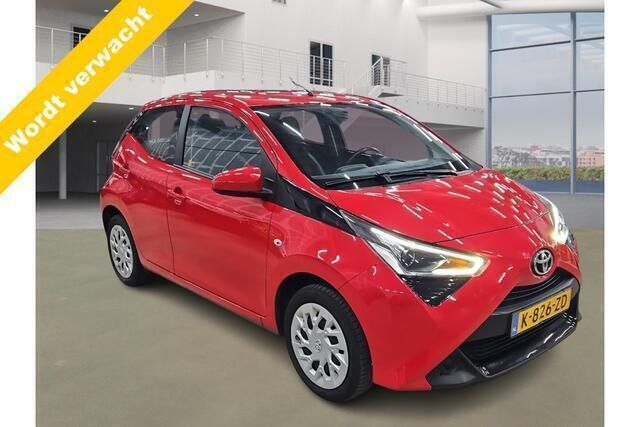 Rood Gebruikt 2021 Toyota Aygo X-play Hatchback | € 13.999 (Eerlijke prijs) - Afbeelding 1/4
