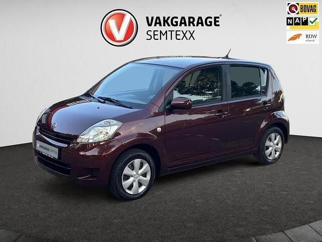 Rood Gebruikt 2009 Daihatsu Sirion Hatchback | € 2.850 (Eerlijke prijs) - Afbeelding 1/4