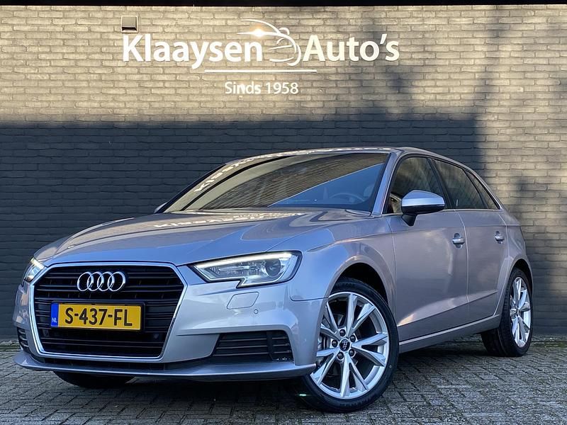 Zilver (metallic) Gebruikt 2019 Audi A3 Sportback Design Hatchback | € 20.950 (Eerlijke prijs) - Afbeelding 1/4