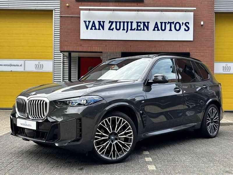 Grijs, metallic lak Gebruikt 2025 BMW X5 M Sport SUV | € 112.950 (Iets duurder) - Afbeelding 1/4